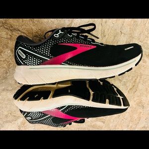 Brooks women’s Ghost 14, great condition, size 10M 👟👟👟 original box